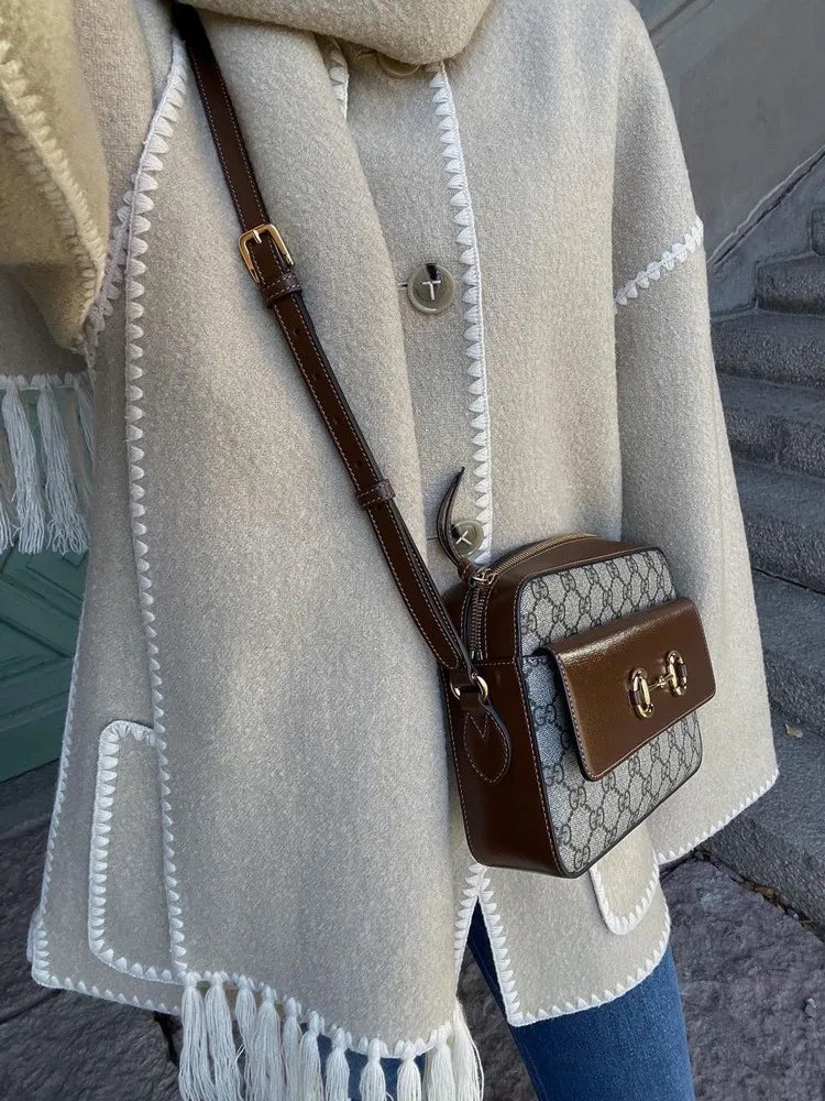 Elegante en veelzijdige jas met geïntegreerde sjaal