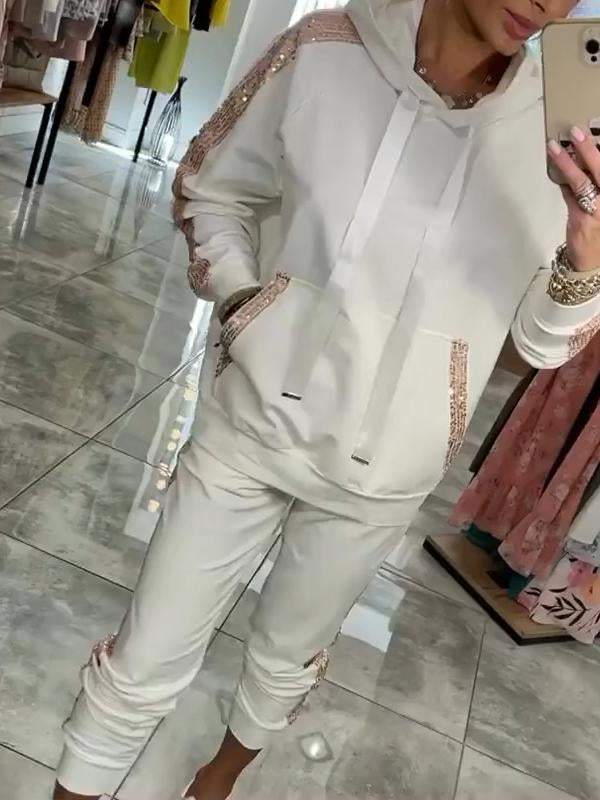 Insieme rilassato che combina comfort e stile brillante
