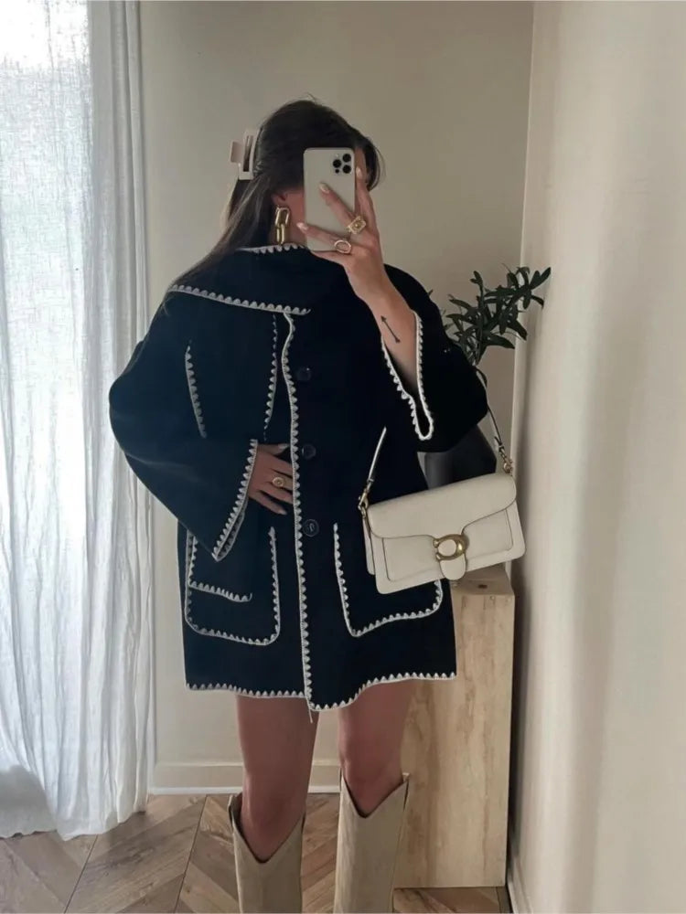 Elegante en veelzijdige jas met geïntegreerde sjaal
