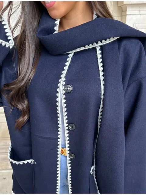 Elegante en veelzijdige jas met geïntegreerde sjaal
