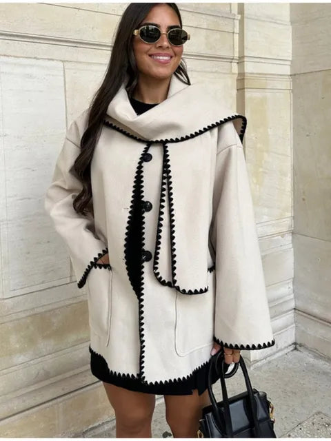 Elegante en veelzijdige jas met geïntegreerde sjaal